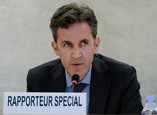 David Kaye, UN United Nations Special Rapporteur on the promotion and protection of the right to freedom of opinion and expression, is speaking on the microphone.