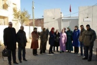 Fatima Karmad devant la prison de Taza